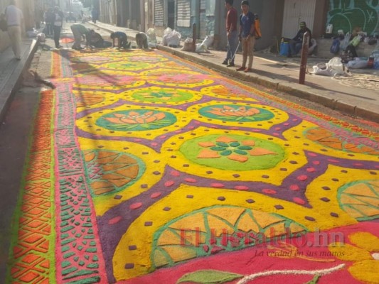 FOTOS: Coloridas y representativas alfombras se exhiben en la capital de Honduras