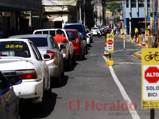 Masiva afluencia de personas durante circulación de dos dígitos (FOTOS)