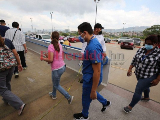 Así arrancó la cuarta jornada de vacunación para terminar de inmunizar al personal médico en la capital (FOTOS)  