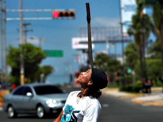 Arte del malabarismo en bulevares de Tegucigalpa