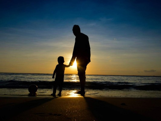 Con caminatas en la playa y oraciones en los templos, así reciben 2020 en otros países