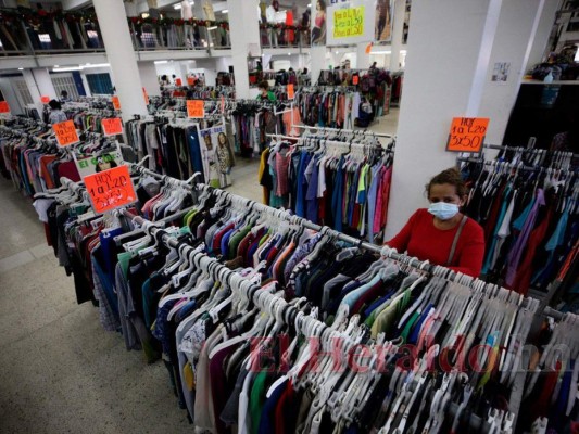 Portando mascarillas, capitalinos visitan comercios para aprovechar promociones de fin de año (Fotos)