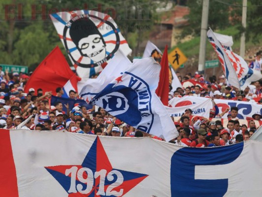 FOTOS: A bordo de motos, con banderas y cánticos, así fue la llegada de la Ultra Fiel al Estadio Nacional