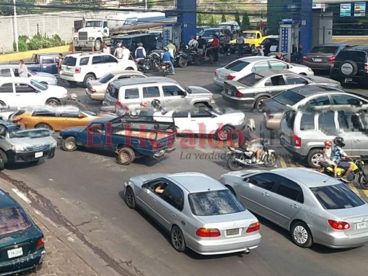 FOTOS: Enormes filas en gasolineras para abastecerse de combustible