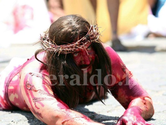 El espectacular Vía Crucis de Iglesia El Calvario que revive la pasión de Cristo