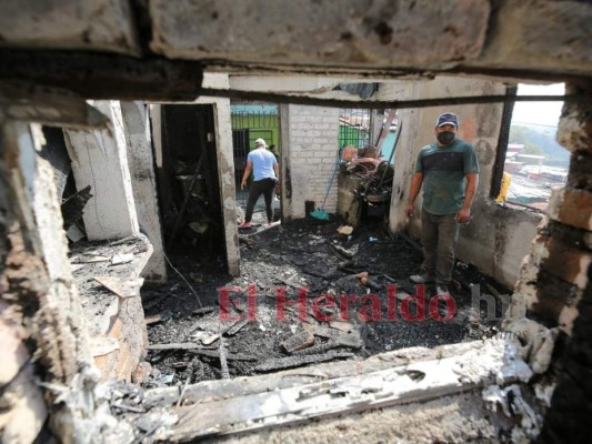 Afectados limpian escombros de casas reducidas a cenizas por incendio en colonia Divanna (FOTOS)