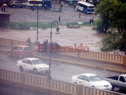 Impactantes imágenes de la crecida del río Choluteca en la capital de Honduras