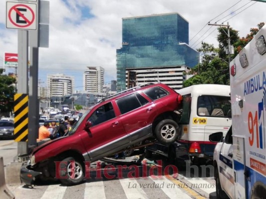 FOTOS: Aparatoso accidente en bulevar Centroamérica por irrespetarse paso de cebra