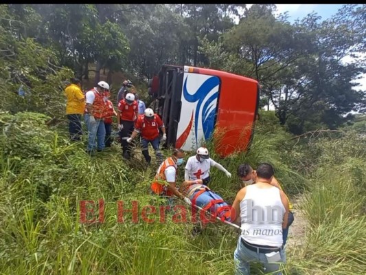 Las imágenes del aparatoso accidente que dejó varios heridos en la carretera al sur