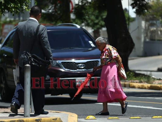 FOTOS: Capitalinos al filo de la muerte al atravesar peligrosos cruces  