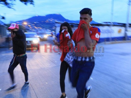 Caos, gritos desesperados y gases lacrimógenos: Los disturbios afuera del Estadio Nacional