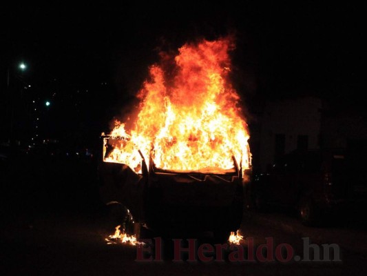 FOTOS: Así quedó el vehículo de la Policía incendiado afuera del Estadio Nacional