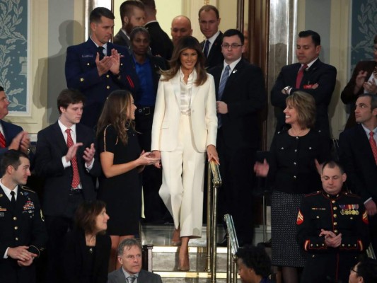 Elegante Melania Trump llega sola al discurso sobre Estado de la Unión en el Congreso