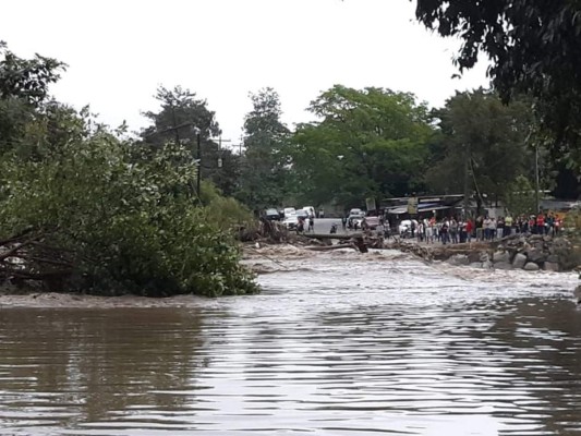 Casas sin techo y fuertes inundaciones deja frente frío en el norte de Honduras