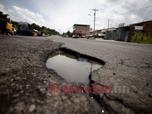 Baches, tierra y alcantarillas destapadas: deterioradas calles de la capital (FOTOS)