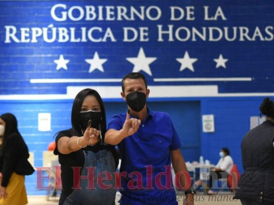 Con ocho meses y medio de embarazo acudió Lissi Cano a ejercer el sufragio