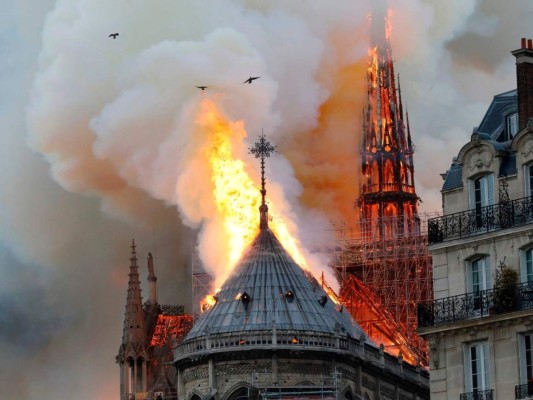 Las impactantes imágenes del pavoroso incendio de la catedral de Notre Dame de París