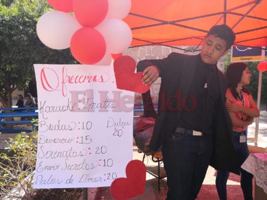 Rosas, globos y abrazos gratis engalanan el Día de San Valentín en la UNAH