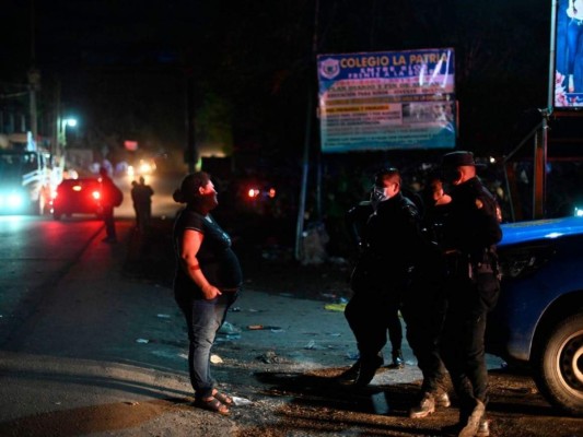 Bastones y armas del ejército guatemalteco, la otra muralla que enfrenta la caravana (FOTOS)