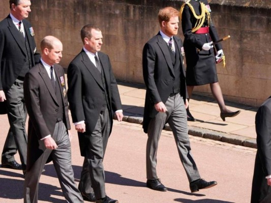 Así fue el incómodo reencuentro de los príncipes Harry y William en el funeral del duque de Edimburgo  