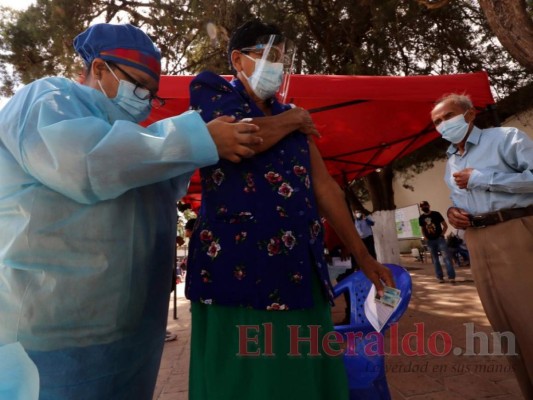 En orden y sentados, Ojojona vacuna a sus abuelitos con dosis donadas por El Salvador (FOTOS)