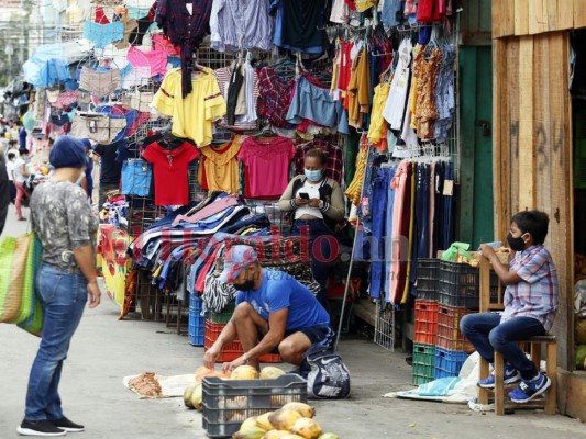 FOTOS: Higiene, distancia y ventas en primer día de reapertura en la capital