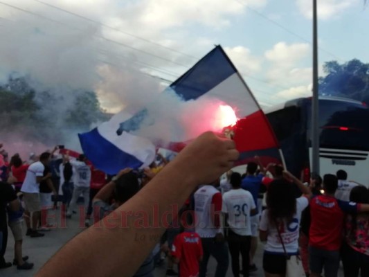 FOTOS: La Ultra Fiel pinta de tricolor las calles sampedranas en apoyo al León