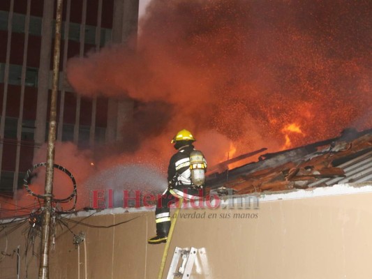 Llamas, daños y desesperación: Las imágenes del voraz incendio que consumió negocios en el centro de la capital