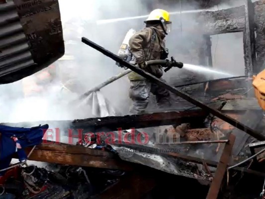 Pánico, zozobra y caos: así fue el pavoroso incendio en la sexta avenida de Comayagüela