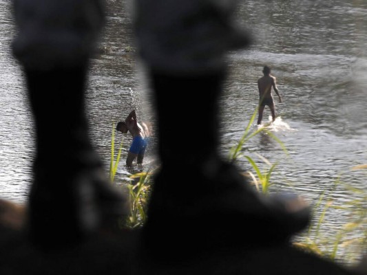 Así pasan los días los migrantes a la espera de cruzar hacia México