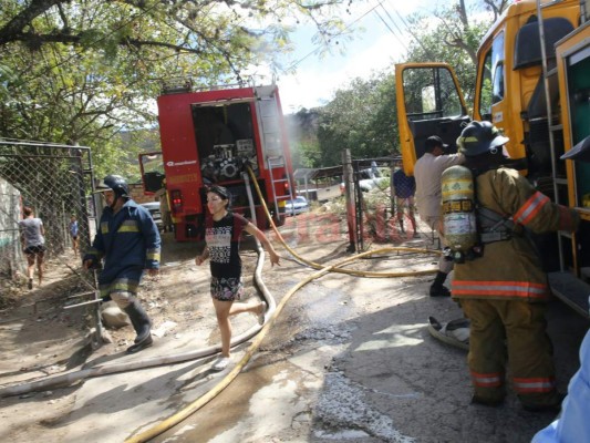 Paredes a punto de derrumbarse y rostros afligidos tras incendio en la capital