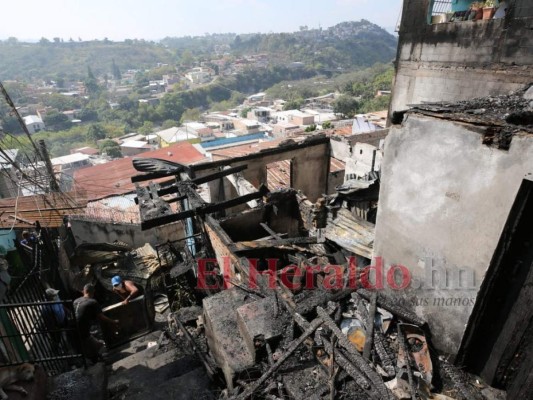 Afectados limpian escombros de casas reducidas a cenizas por incendio en colonia Divanna (FOTOS)