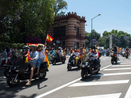 Miles de españoles protestan en carro contra el gobierno por gestión de la pandemia