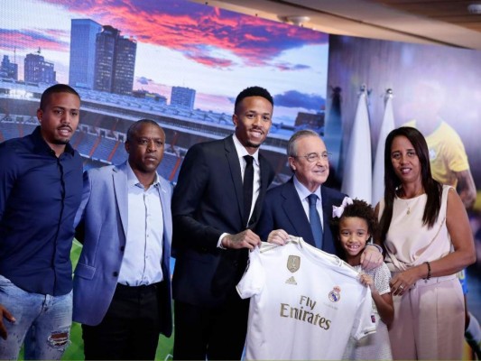 FOTOS: ¡Casi se desmaya! Así fue la peculiar presentación de Éder Militao con el Real Madrid