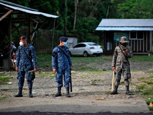 Bastones y armas del ejército guatemalteco, la otra muralla que enfrenta la caravana (FOTOS)