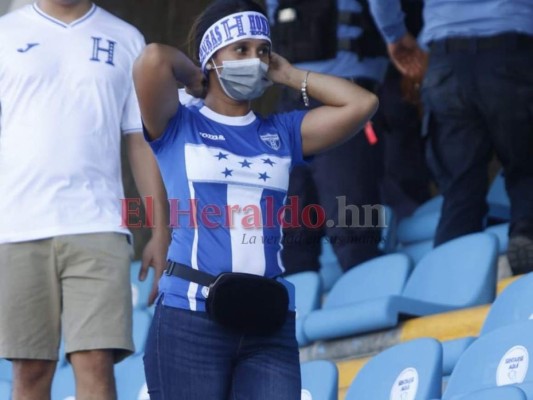 Bellas aficionadas engalanan el Olímpico; disfrutarán el Honduras-Costa Rica