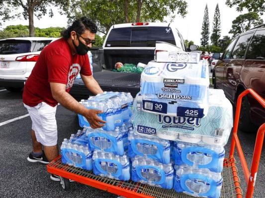 En imágenes: Florida se prepara para afrontar tormenta Isaías