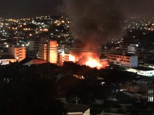 Las imágenes del voraz incendio en el casco histórico de la capital de Honduras