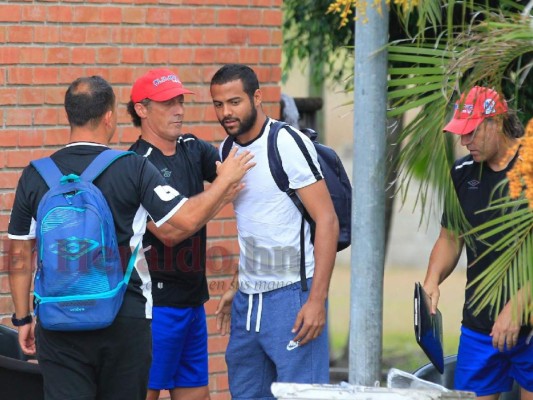 FOTOS: Abrazos y muestras de apoyo para Edrick Menjívar en su regreso a Olimpia