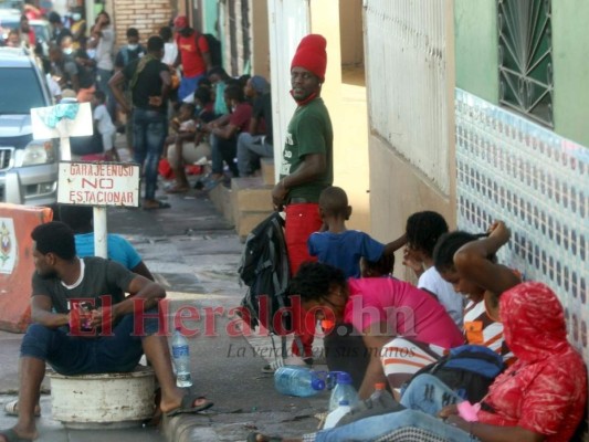 Entre la necesidad y el abandono: Cientos de migrantes haitianos deambulan en la capital