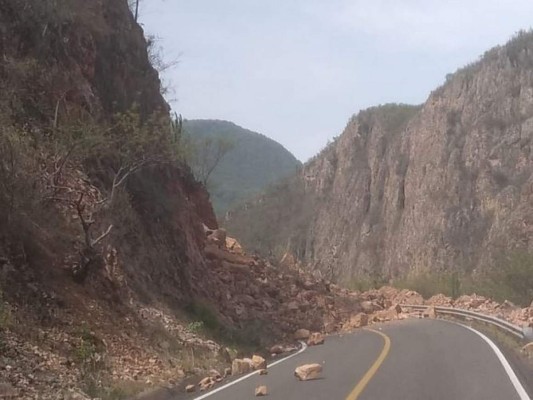 Pánico, pacientes en camilla a la calle y derrumbes: los daños del sismo en México (FOTOS)