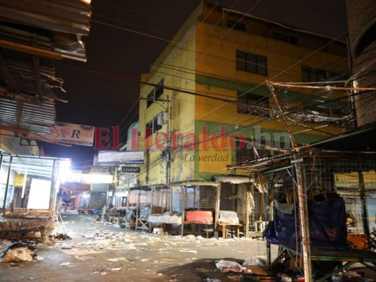 FOTOS: Inundadas de basura amanecieron las calles de Comayagüela, tras fiesta navideña