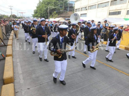 Impecable vestimenta de bandas en los desfiles patrios 2018