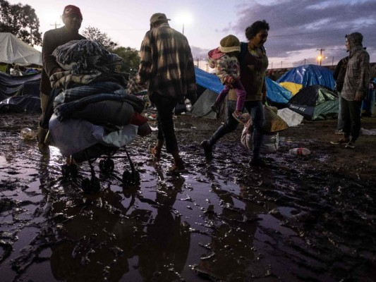 FOTOS: Fuerte lluvia destruye carpas en las que dormían migrantes de la caravana en Tijuana, México