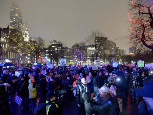 En calles de Boston y Nueva York piden la destitución de Donald Trump