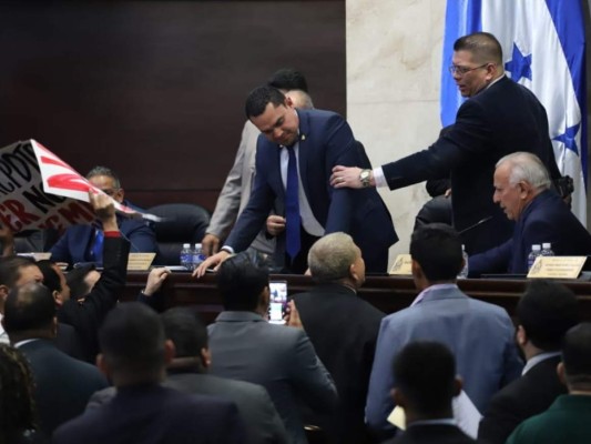 FOTOS: Empujones y gritos durante zafarrancho en el Congreso Nacional  