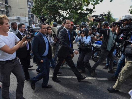 La caótica llegada de Juan Guaidó al Parlamento para su juramentación