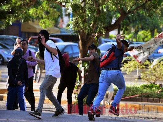 Descontrol y violencia en la UNAH en imágenes; hay estudiantes heridos