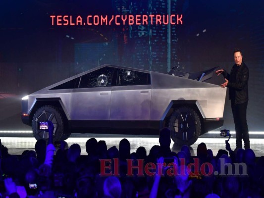 FOTOS: El fiasco de Tesla durante la presentación del nuevo vehículo cybertruck