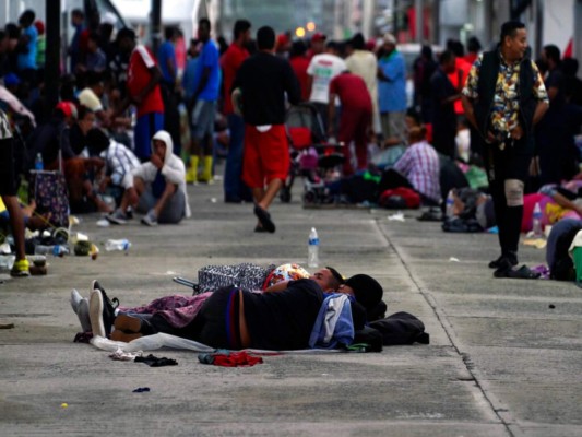 Migrantes hondureños, haitianos y salvadoreños sanan las llagas de sus pies en Huixtla, México (Fotos)